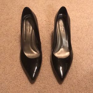 Black pumps
